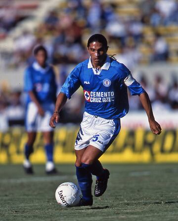 En 1996, jugó con Palencia en el Cruz Azul. 