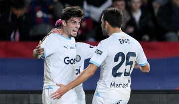 1-2. Miguel Gutiérrez celebra con Eric García el segundo gol que marca en el minuto 39 de partido.