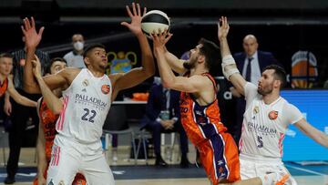 GRAF6230. MADRID, 11/02/2021.- El alero serbio de Valencia Basket Nikola Kalinic (c) lanza a canasta defendido por Edy Tavares (i), del Real Madrid, durante el encuentro de cuartos de final de la Copa del Rey que se juega este jueves en el WiZink Center de Madrid. EFE/ Juan Carlos Hidalgo