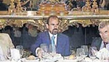 <b>DE AZUL Y ORO. </b>La mesa presidencial con el presidente Torres, el alcalde Castro y directivos y consejeros en la cena azulona del Ritz.