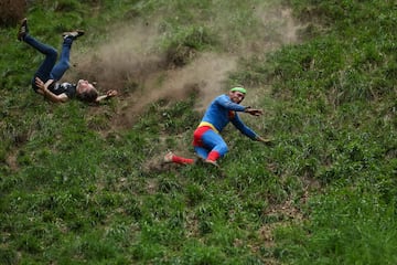 La carrera consiste en atrapar un queso de Gloucester arrojado desde la colina de Cooper, con una cada de 182 metros en la localidad de Brockworth. Los competidores deben bajar por la ladera del cerro para atraparlo y el primero en conseguirlo se proclama vencedor.
