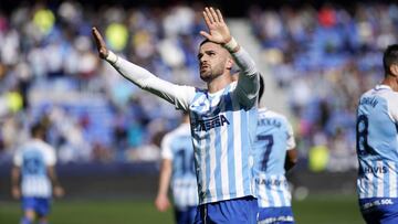 Armando Sadiku, celebrando un gol con la afici&oacute;n de La Rosaleda.