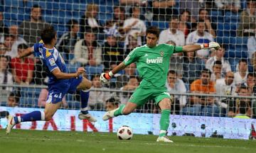 Debutó de la mano de Mourinho en 2011 siendo jugador del filial. En 2013 era el cuarto portero del primer equipo, pero no contó con ningún minuto y se marchó cedido al Middlesbrough. Al final de esa temporada acabó fichando por el conjunto inglés.