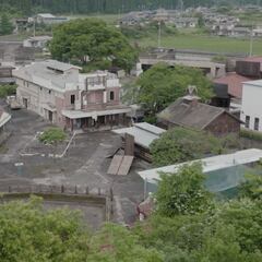 Recorre con su bici un pueblo abandonado del Far West