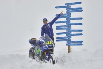Sesi¨®n de fotos de la Yamaha YZR-M1s de Jorge Lorenzo y Valentino Rossi en Punta Helbronner con el Mont Blanc (4,810 m) de fondo.