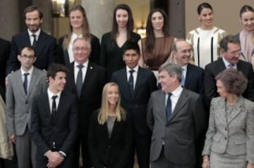 Los Reyes Don Felipe y Doña Leticia junto a Doña Sofía y Don Juan Carlos y el ciclista Nairo QUintana y Álex Márquez. 