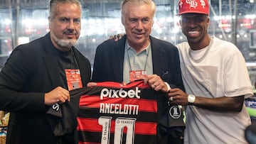 Handout photo released by Brazil�s football team Flamengo showing Flamengo�s football manager Jose Boto (L), Brazil�s football team coach Italian Carlo Ancelotti (C), and Brazil's forward Vinicius Junior (R) posing for a picture holding a Flamengo jersey during the Copa Libertadores group stage football match between Brazil's Flamengo and Venezuela's Deportivo Tachira at the Maracana stadium in Rio de Janeiro, Brazil, on May 28, 2025. (Photo by Gilvan de SOUZA / FLAMENGO COMMUNICATIONS DEPARTMENT / AFP) / RESTRICTED TO EDITORIAL USE - MANDATORY CREDIT "AFP PHOTO / FLAMENGO / Gilvan de SOUZA" - NO MARKETING NO ADVERTISING CAMPAIGNS - DISTRIBUTED AS A SERVICE TO CLIENTS