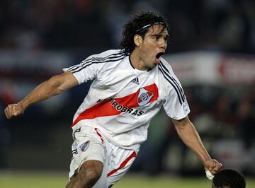 Radamel Falcao García debutó en River Plate el 29 de mayo de 2005 ante Gimnasia. Sus primeros goles llegaron el 2 de octubre de 2005 en la victoria 3-1 ante Independiente. En total, fueron 45 goles en 111 partidos.