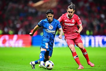  Alejandro Zendejas (L) of America fights for the ball with Jesus Angulo (R) of Toluca during the 17th round match between Toluca and America as part of the Liga BBVA MX, Torneo Apertura 2024 at Nemesio Diez Stadium on November 09, 2024 in Toluca, Estado de Mexico, Mexico.