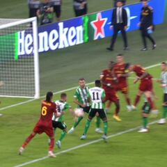 El árbitro de VAR que no vio las manos de Dumfries sí intervino en las de Ruibal