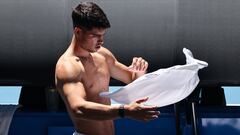Spain�s Carlos Alcaraz puts on a shirt before a practice session on John Cain Arena in Melbourne on January 11, 2024 ahead of the Australian Open tennis championship starting on January 14. (Photo by DAVID GRAY / AFP) / -- IMAGE RESTRICTED TO EDITORIAL USE - STRICTLY NO COMMERCIAL USE --