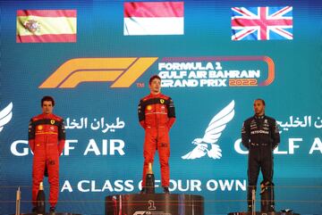 Carlos Sainz, Charles Leclerc y Lewis Hamilton en el podio de Bahréin. 