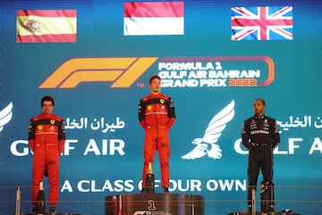 Carlos Sainz, Charles Leclerc y Lewis Hamilton en el podio de Bahréin. 