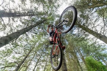 Anton Cooper, biker de crooss-country neozelandés de 25 años, salta con su bicicleta durante una sesión fotográfica celebrada en Victoria Park. Su circuito de Christchurch es lugar de entrenamiento habitual para los ciclistas.