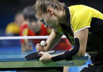 Atleta polaca dedicada al tenis de mesa. Debido a su falta del antebrazo derecho, es zurda y compite en los Juegos Paralímpicos. Pasión que surgió a los siete años, y que le ha llevado hasta unas olimpiadas y paralimpiadas. A los 11 años competía por primera vez en Sídney 2000, desde entonces 3 oros, 1 plata y un bronce. Compite en la presente edición de Tokio 2020 y compagina el deporte con su otra pasión, la psicología.