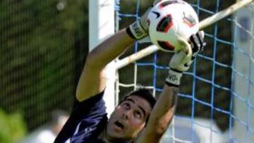 <b>ESTIRADA. </b>El meta Bravo hace una parada en un entrenamiento.