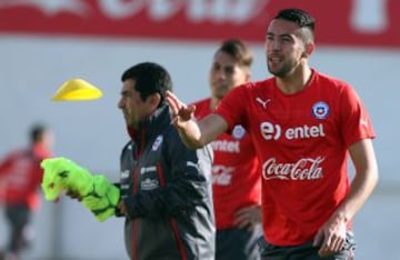 Mauricio Isla ya entrena a la par de los seleccionados locales.