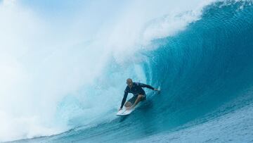 TEAHUPOʻO, TAHITI, FRENCH POLYNESIA - AUGUST 15: Eleven-time WSL Champion Kelly Slater of the United States surfs in in Heat 3 of the Round of 16 at the SHISEIDO Tahiti Pro on August 15, 2023 at Teahupoʻo, Tahiti, French Polynesia. (Photo by Beatriz Ryder/World Surf League)