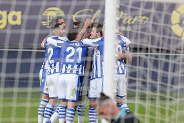 Los jugadores de la Real Sociedad celebran el gol de Isak al Cádiz.