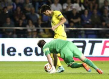 El portero del Zúrich David Da Costa (primer término) y el delantero del Villarreal Gerard Moreno.