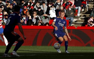 Sacó en corto el córner Kroos para Modric, este se la devolvió, el alemán centró al primer palo y Nacho remató con clase para anotar el segundo