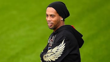 Ronaldinho presenciando el entrenamiento del PSG antes del homenaje que el club parisino le rindió en el encuentro ante el Mónaco.