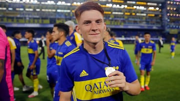 Valentín Barco, lateral izquierdo de Boca Juniors, con la medalla de campeón de Copa 2021.