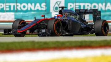 AR009 SEPANG (MALASIA) 27/03/2015.- El piloto español de Fórmula uno Fernando Alonso, de McLaren, dirige su monoplaza durante la sesión de entrenamientos para el Gran Premio de Malasia en el circuito internacional de Sepang en Kuala Lumpur.