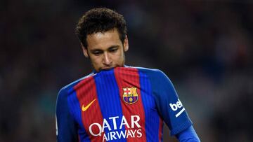 Barcelona's Brazilian forward Neymar bites on his jersey during the Spanish league football match FC Barcelona vs Valencia CF at the Camp Nou stadium in Barcelona on March 19, 2017. / AFP PHOTO / LLUIS GENE