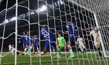 0-1. Rodrygo avanza por la derecha tras superar a Trevoh Chalobah, el pase lo recoge Vinicius que le devuelve el balón a Rodrygo para anotar el primer gol.