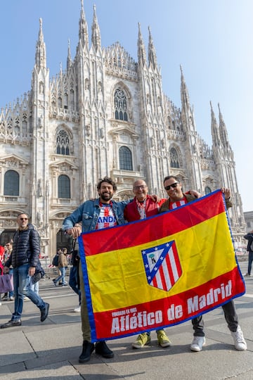 Un buen número de aficionados ha viajado a Milán para acompañar al equipo en la ida de los octavos de final de la Champions League ante el Inter. 