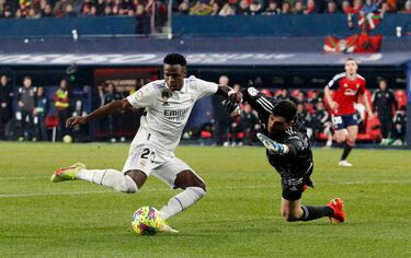 Gran parada de Sergio Herrera en el mano a mano con Vinicius Junior.