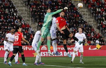 Thibaut Courtois y Vedat Muriqi.