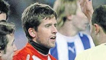 <b>PROTESTAS. </b>Raúl Cámara, Chus Bravo y Andreu pidieron explicaciones a Bernabé García.