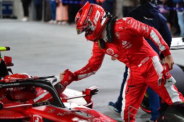 Los pilotos de la Scuderia Ferrari, Charles LeClerc, de pie en la imagen, y Carlos Sainz, dentro del monoplaza, se felicitan por su gran trabajo en la sesión de clasificación el circuito de Las Vegas Strip.