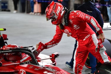 Los pilotos de la Scuderia Ferrari, Charles LeClerc, de pie en la imagen, y Carlos Sainz, dentro del monoplaza, se felicitan por su gran trabajo en la sesión de clasificación el circuito de Las Vegas Strip.