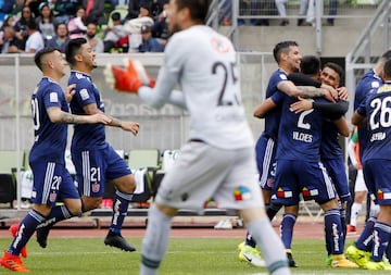 El jugador de Universidad de Chile Sebastian Ubilla,  centro, celebra con sus compaeros su gol contra Santiago Wanderers durante el partido de primera division disputado en el estadio Elias Figueroa de Valparaiso, Chile.