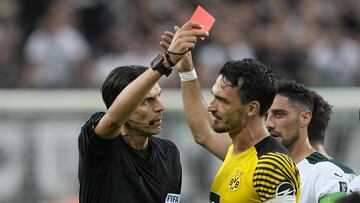El árbitro Deniz Aytekin muestra la tarjeta roja a Mahmoud Dahoud, jugador del Borussia Dortmund.