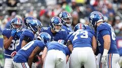 EAST RUTHERFORD, NEW JERSEY - DECEMBER 11: Daniel Jones #8 of the New York Giants huddles with the offense during the first half against the Philadelphia Eagles at MetLife Stadium on December 11, 2022 in East Rutherford, New Jersey.   Sarah Stier/Getty Images/AFP (Photo by Sarah Stier / GETTY IMAGES NORTH AMERICA / Getty Images via AFP)