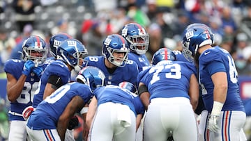 EAST RUTHERFORD, NEW JERSEY - DECEMBER 11: Daniel Jones #8 of the New York Giants huddles with the offense during the first half against the Philadelphia Eagles at MetLife Stadium on December 11, 2022 in East Rutherford, New Jersey.   Sarah Stier/Getty Images/AFP (Photo by Sarah Stier / GETTY IMAGES NORTH AMERICA / Getty Images via AFP)