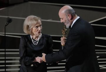 Eva Marie Saint entrega el Oscar a mejor diseño de vestuario a Mark Bridges por El hilo invisible.