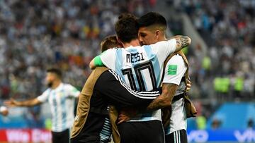 Messi celebra con sus compa&ntilde;eros el pase a los octavos de final.