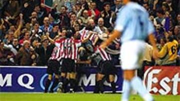 <B>COMUNIÓN EN LA GRADA</B>. Urzaiz celebró su gol con la afición, a la que tiró su camiseta, y Ezquerro se lanzó a la grada