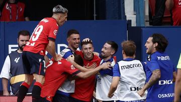 PAMPLONA , 01/09/2024.- El defensa del Osasuna Abel Bretones (c) celebra el tercer gol de su equipo en el partido de LaLiga entre Osasuna y Celta, este domingo en el estadio de El Sadar. EFE/ Jesús Diges