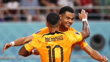 Doha (Qatar), 03/12/2022.- Memphis Depay (front) of the Netherlands celebrates with teammate Cody Gakpo (back) after scoring the 1-0 lead during the FIFA World Cup 2022 round of 16 soccer match between the Netherlands and the USA at Khalifa International Stadium in Doha, Qatar, 03 December 2022. (Mundial de Fútbol, Países Bajos; Holanda, Estados Unidos, Catar) EFE/EPA/Mohamed Messara
