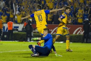 Festeja Tigres el tercer gol.