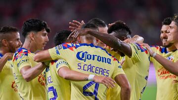 Jugadores del América festejan el cuarto gol en contra del Saint Louis.
