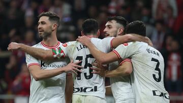 MADRID, 07/02/2024.- Los jugadores del Athletic Club celebran su victoria a la finalización del encuentro correspondiente a la ida de las semifinales de la Copa del Rey que Atlético de Madrid y Athletic Club han disputado este miércoles en el estadio Metropolitano, en Madrid. EFE/Kiko Huesca.