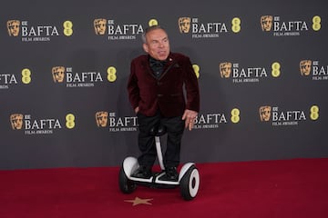 Warwick Davis posa en la alfombra roja de los premios BAFTA 2025 celebrados en el Royal Festival Hall del Southbank Centre de Londres.