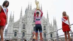 Ryder Hesjedal, en el podio de Mil&aacute;n como ganador del Giro de Italia con 16 segundos de ventaja sobre Purito.
 